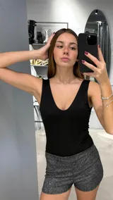 Body negro con escote en V y breteles finos.