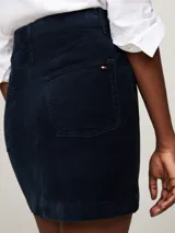 Minifalda de pana azul marino con cierre de cremallera y botón, estilo de cinco bolsillos y logo de Tommy Hilfiger bordado en el bolsillo trasero.