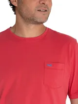 Remera celeste de algodón orgánico, corte regular fit, con cuello redondo y bolsillo en el pecho con logo bordado de la marca.
