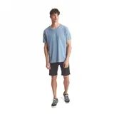 Remera celeste de manga corta con cuello redondo.