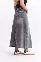 Falda larga de denim color gris con lavado gastado, tiro alto, corte recto y tajo frontal.
