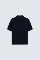 Polo azul marino de piqué, corte regular, cuello solapa con cierre de botonadura y manga corta.