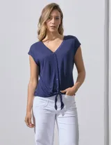 Blusa de modal color azul, marca French Laundry. Escote en V con abertura central abotonada y nudo en el ruedo.
