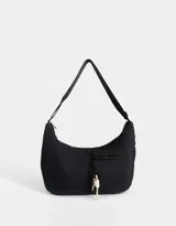 Cartera saca negra de tela deportiva con correa regulable, cierre superior y bolsillo frontal con cierre. Incluye charm lateral.