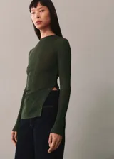 Jersey marrón de punto fino con diseño semitransparente, cuello perkins, cierre de botones laterales y abertura lateral.