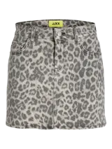 Minifalda de denim con estampado de leopardo en tonos grises, con cierre de cremallera y múltiples bolsillos.