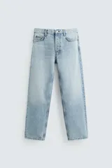 Pantalón de jean celeste de corte recto, con cinco bolsillos y cierre frontal con botones.