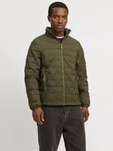 Campera verde militar acolchada, de manga larga y cuello alto. Tiene cierre frontal con cremallera y bolsillos laterales con cierre.
