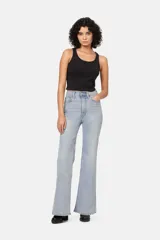 Pantalones de jean celeste claro, de tiro alto y corte acampanado.