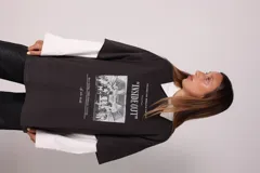 Remerón beige de algodón con estampa fotográfica en blanco y negro y texto.