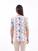 Remera blanca con estampado de ojos y pestañas en negro.