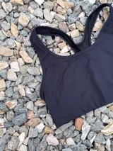 Top deportivo color borgoña con espalda tipo nadadora.