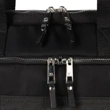 Maletín negro rectangular de poliéster con doble cierre superior, tres bolsillos externos con cierre, un bolsillo interno con cierre y dos bolsillos internos abiertos. Tiene correa regulable y asas fijas.