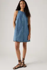 Vestido corto de denim azul, corte recto, sin mangas y con costuras verticales en el frente.