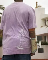 Remera lila con efecto acid wash y estampado circular en el pecho con diseño abstracto en color blanco.