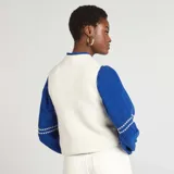 Chaleco de punto color crema.