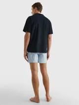 Chomba azul marino de felpa con cuello clásico, corte amplio y logo de Tommy Hilfiger bordado en el pecho.