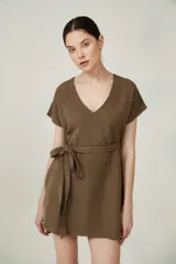 Vestido corto color marrón con escote en V, mangas cortas y lazo en la cintura.