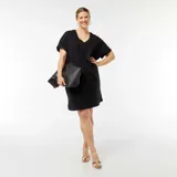 Vestido negro de corte recto, largo hasta la rodilla, con escote en V y mangas cortas.