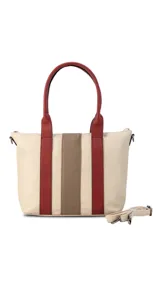 Cartera de mano color beige con divisiones y detalles en marrón y blanco. Tiene correa corta, correa larga ajustable, bolsillo trasero y bolsillos internos.