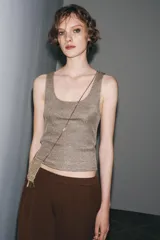 Top color gris con textura de hilo metalizado, escote redondo y sisa ancha.