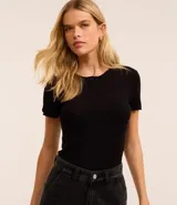 Blusa marrón de rib con cuello redondo y botones.