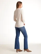 Polera beige de tejido de hilado fino, marca Tahari, con cuello mock y pespunte central en la parte delantera.