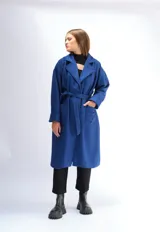 Tapado marrón de lana, corte oversize, con cuello solapa, cierre con botones y cinturón.