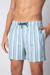 Short de baño celeste con rayas verticales blancas y verde agua, con cintura elástica ajustable con cordón negro y blanco.