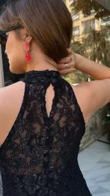 Vestido largo de encaje negro con lurex, cuello halter y tajos laterales. Incluye un vestido corto removible como forro.