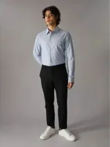Camisa celeste con rayas verticales finas, de corte slim fit, manga larga y cuello clásico.