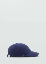 Gorro azul marino de algodón con visera y mensaje bordado en el frente. Ajuste trasero con hebilla metálica.