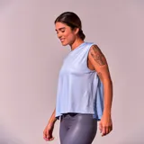 Musculosa celeste de poliéster, corte clásico y cuello redondo.