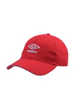 Gorra deportiva Umbro color rojo con logo bordado en blanco.