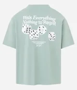 Remera de corte boxy, color verde menta, con cuello redondo y manga corta. Presenta un pequeño estampado en el pecho con texto en blanco.