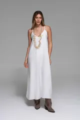 Vestido largo blanco de tiras finas regulables, escote en V y silueta recta y fluida.