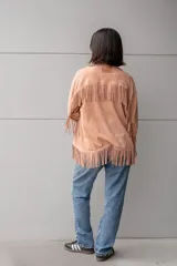 Pantalón de jean celeste con lavado gastado y tachas plateadas en los bolsillos delanteros.