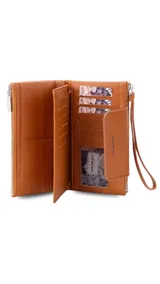 Billetera larga color camel, con textura símil cuero, cierre de broche en solapa frontal y correa de mano desmontable.