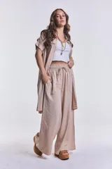 Camisola beige de mangas cortas y corte holgado.