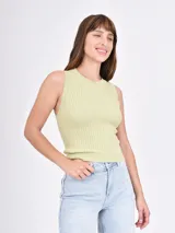 Musculosa de punto color lila, con cuello redondo y sisas anchas.