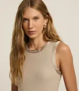 Musculosa blanca de punto con cuello redondo y sisas con detalle satinado.