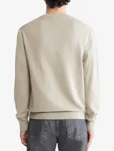 Sweater de algodón color beige, de corte clásico, cuello redondo y logo de la marca bordado en el pecho.