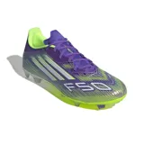 Championes de fútbol Adidas F50 League Fg/mg, color violeta con detalles en verde flúor y las tres tiras características de la marca en color plateado.