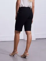 Bermuda negra de gabardina elastizada, marca Zac & Rachel.