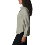 Camisa de manga larga color verde oliva, con cuello clásico, cierre frontal con botones, dos bolsillos en el pecho y tecnología Omni-Shade™ UPF 50 de protección solar y Omni-Wick™ de secado rápido. Ideal para senderismo.