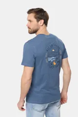 Remera azul con estampado en la espalda que dice "Hit the Road Legacy Brand".