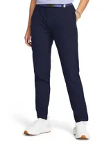 Pantalón de golf azul marino, liviano y elástico, con corte recto y cinturón azul con hebilla metálica.