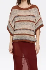 Jersey de punto con rayas horizontales en tonos marrón, beige, gris y negro. Tiene escote redondo y mangas cortas amplias.
