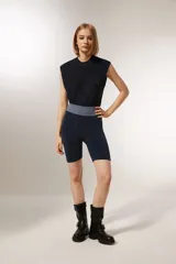 Short negro de calce alto, al cuerpo, con lurex y diseño color block.