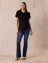 Remera de modal negra, marca Tahari, con cuello redondo y mangas cortas abullonadas con puño.